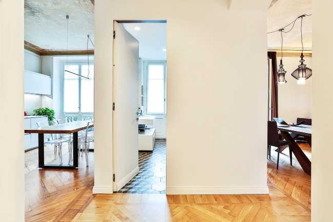 Entrance historical apartment renovated